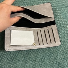柔らかな質感のシンプルな長財布の画像