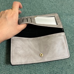 柔らかな質感のシンプルな長財布の画像