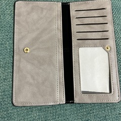 柔らかな質感のシンプルな長財布の画像