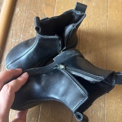 サイズ100男の子用服とブーツのセットの画像