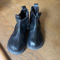 サイズ100男の子用服とブーツのセットの画像