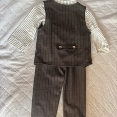 サイズ100男の子用服とブーツのセットの画像