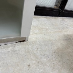 ガラス扉ミニ食器棚と電気スタンド　無理で差し上げます。の画像