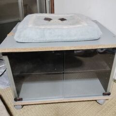 オイルヒーターとテレビ台の画像