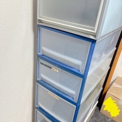 衣装ケース、扇風機の画像