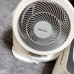 衣装ケース、扇風機の画像