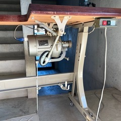 アーム(腕)ミシン台とモーターの画像