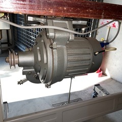 アーム(腕)ミシン台とモーターの画像