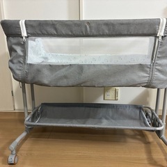 キャスター付きベビーベッドの画像