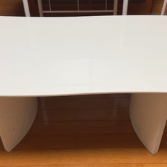 白いコーヒーテーブルの画像