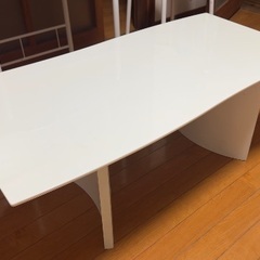白いコーヒーテーブルの画像