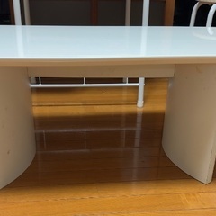 白いコーヒーテーブルの画像