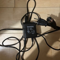 ac/dcアダプター　120vac 0.37a 4ピン　ケーブルの画像
