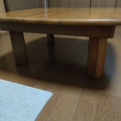 木製テーブルの画像