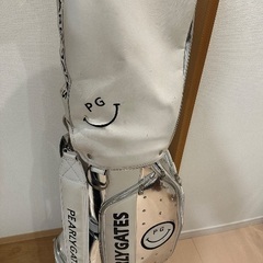 キャスター付きのゴルフキャディーバッグの画像