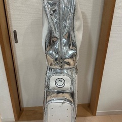 キャスター付きのゴルフキャディーバッグの画像