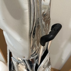 キャスター付きのゴルフキャディーバッグの画像