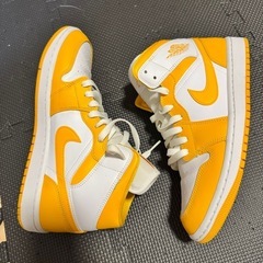 Nike Women's Air Jordan 1 Mid "Lemon"の画像