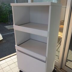 M-2　未使用/新品　訳ありアウトレット特価　未使用/新品　訳あり特価　国産 レンジボード 完成品 食器棚 カウンター キッチン収納 スライド棚 大型レンジ対応 大川家具 木製の画像