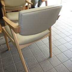 2-7※取引中/売約済***********　　未使用/新品　アウトレット特価　ダイニングチェア 4脚セット ハーフアーム 肘付き ハンギング お掃除ロボット対応 無垢材 木製 北欧 の画像
