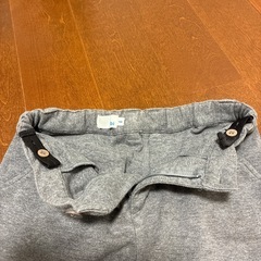140サイズ　pbi  グレー　膝丈ズボンの画像