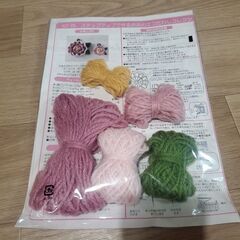 お花のエコたわし(ツバキ)　編み物キット【おまけ付き】の画像