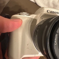 Canon ミラーレス一眼カメラ EOS Kiss M ボディー ホワイト EOSKISSMWH-BODYの画像
