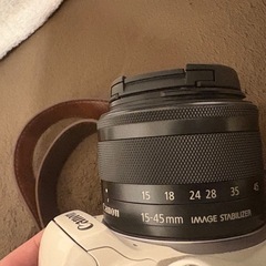 Canon ミラーレス一眼カメラ EOS Kiss M ボディー ホワイト EOSKISSMWH-BODYの画像