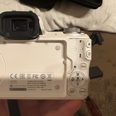 Canon ミラーレス一眼カメラ EOS Kiss M ボディー ホワイト EOSKISSMWH-BODYの画像