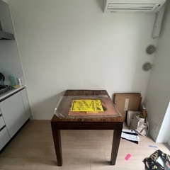 木製テーブル（アンティーク風）の画像