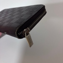 黒いクッキーみたいな財布の画像
