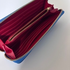 青のトゲトゲの財布の画像