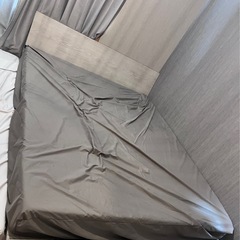 クイーンサイズベッドフレームの画像