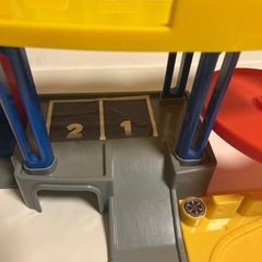車のおもちゃ⭐︎ベビザラス⭐︎車に興味を持ち始めた男の子⭐︎toptots（トップトッツ）シティガレージ　プレイセットの画像