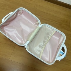 スーツケースに付けれるカバンの画像