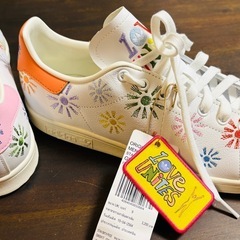 adidas 花柄刺繍デザインスニーカー
の画像