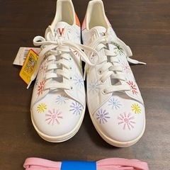 adidas 花柄刺繍デザインスニーカー
の画像