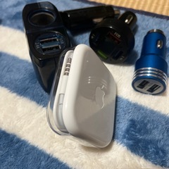 シガーソケット3つとAppleピンイヤホンの画像