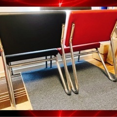 オシャレな椅子2脚の画像