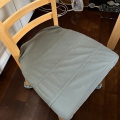 テーブルとイスの画像
