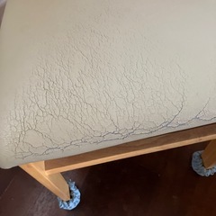 テーブルとイスの画像