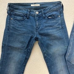 美品のアズールパンツとユニクロデニムパンツの画像