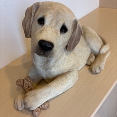 ラブラドールレトリーバーの置物の画像