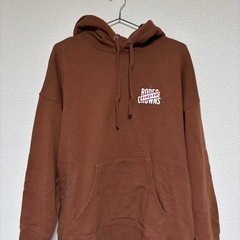 RODEO CROWNS ワッペンプリントパーカー　ブラウンの画像