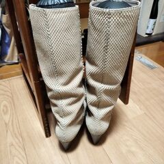 セルジオロッシ　 ベージュ ロングブーツ 中ヒールの画像