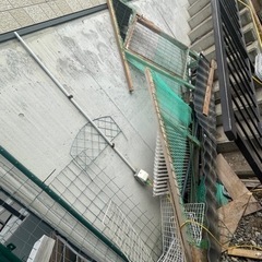 廃材　全部持っていってくださる方　鶏小屋　金網　薪　冬囲い　ガーデントレリスなどに　の画像