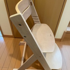 ベビーチェア　木製／使用感あり／犬の噛み跡ありの画像