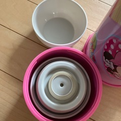 ディズニー　ミニーちゃん　ピンク　大きめ　コップ付き　水筒　中古品の画像