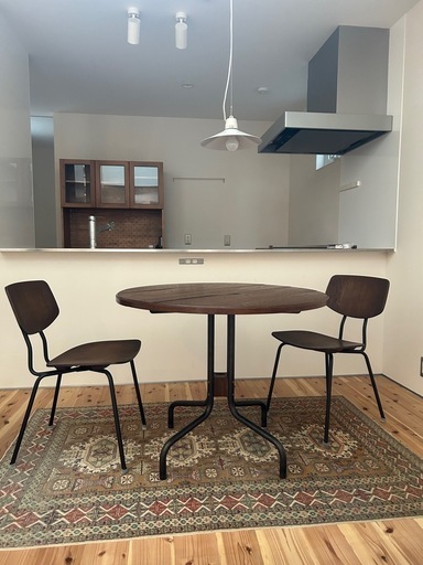 TRUCK FURNITURE JACKSON ROUND TABLE &DINING CHAIR