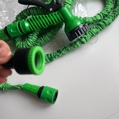 水を入れると伸びるホースの画像